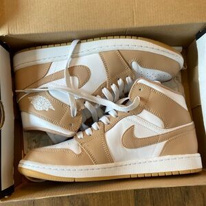 Jordan 1 Tan and White. Amazing condition